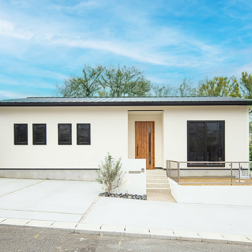 地中海調の白壁の平屋