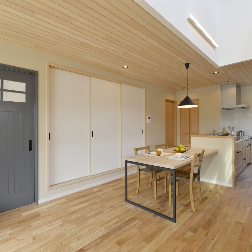 三角屋根の白いお家