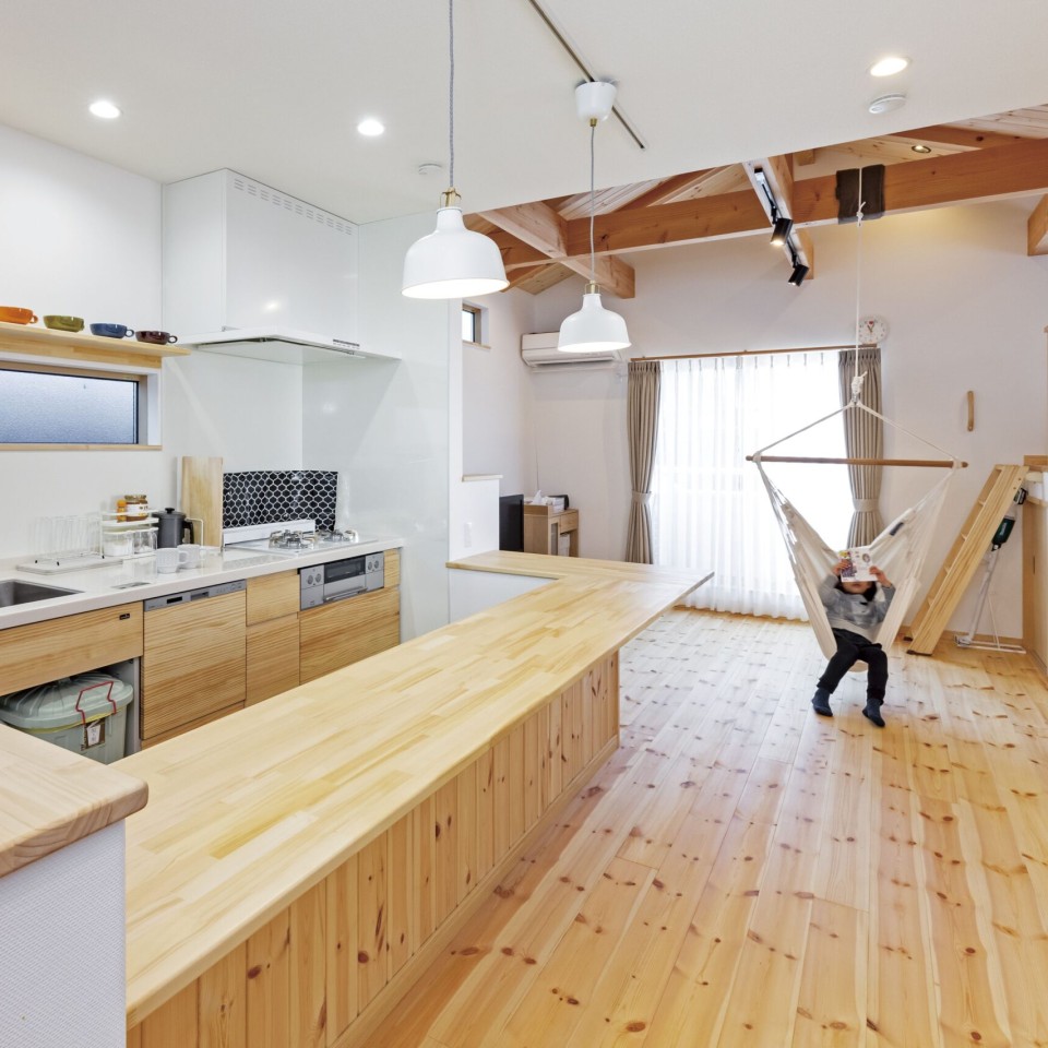 大きな黒板でお絵描きをするお家