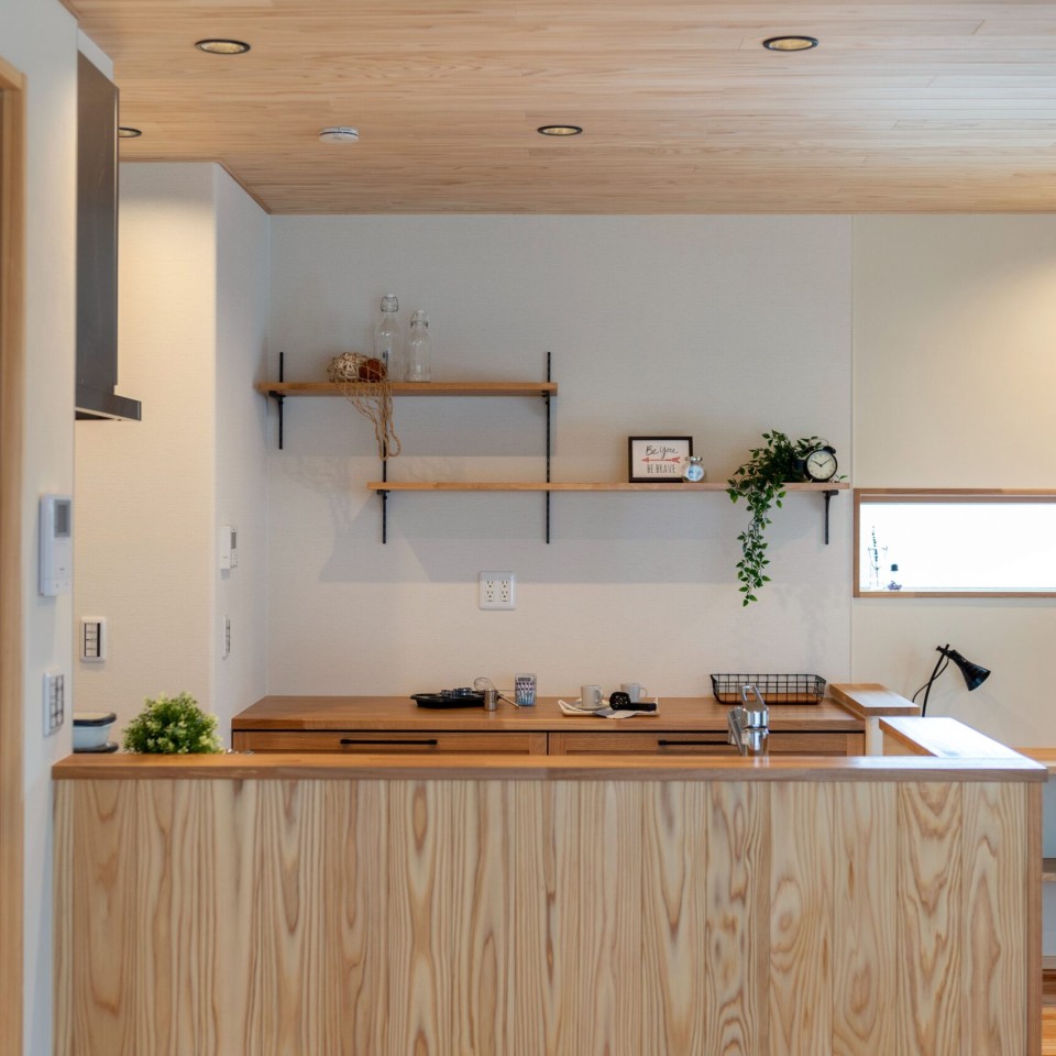 大きな屋根の2階建てのお家